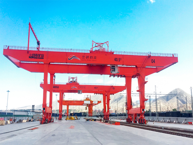 Rail-mounted container gantry 
