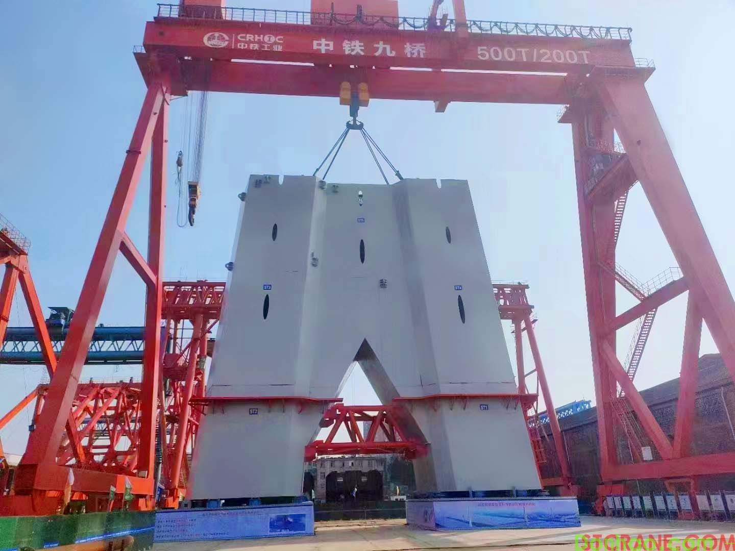 Henan Mining 500 ton Crane Assists in th